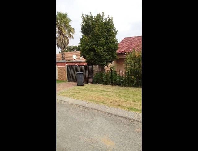 2 BEDROOM HOUSE TO LET IN ROODEPOORT
